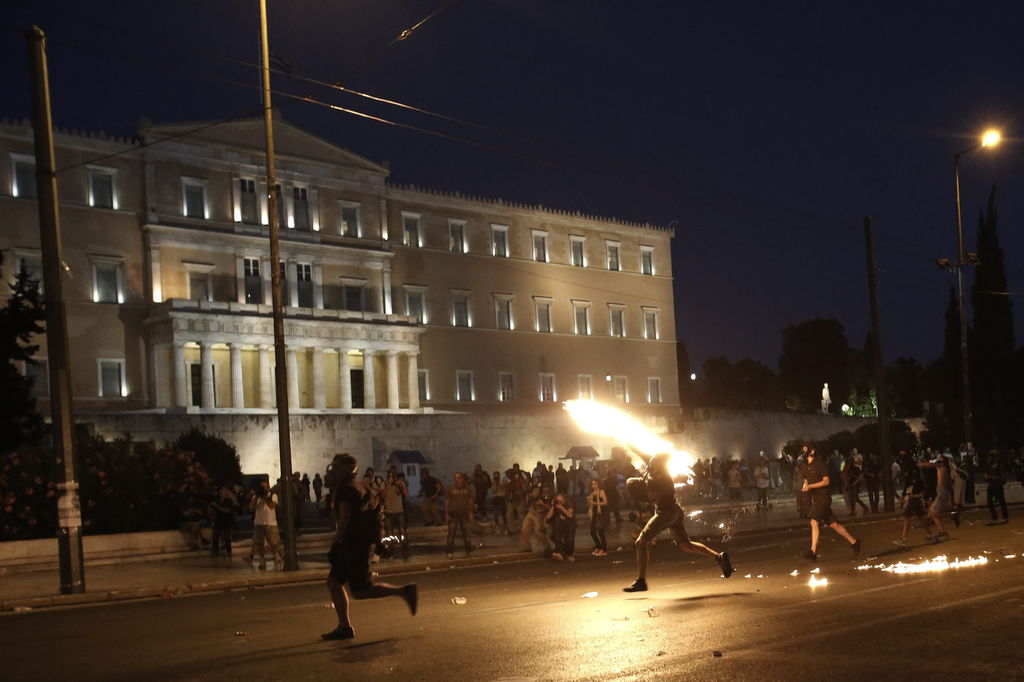 La violencia se desató durante una protesta antiausteridad que tenía lugar frente a la sede legislativa, cuando los manifestantes lanzaron bombas molotov y piedras contra los oficiales que resguardaban las instalaciones. (EFE)