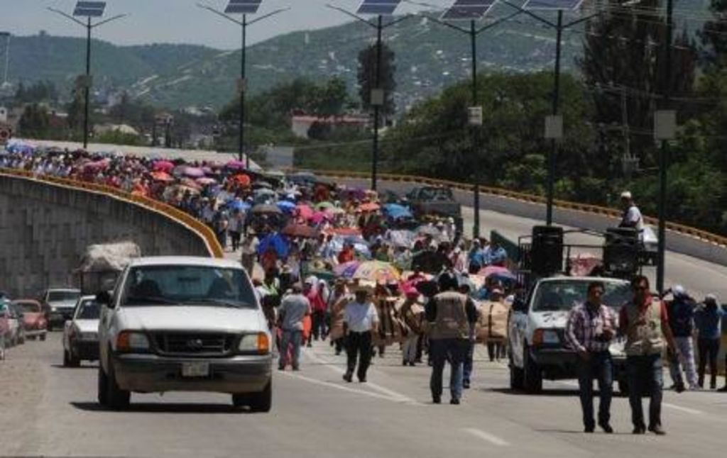 El contingente es respaldado por transportistas independientes y estudiantes de la escuela normal rural de Ayotzinapa. (TWITTER)