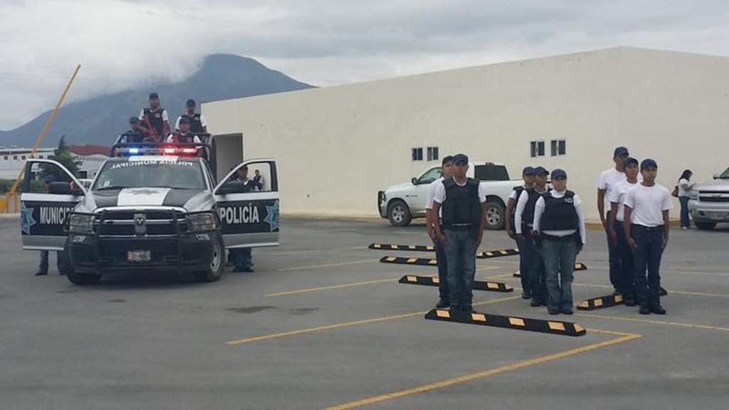 El mayor Clemente Yáñez, titular de la Dirección de Seguridad Pública Municipal, felicitó a los graduados que pasaron de ser cadetes a policías.

