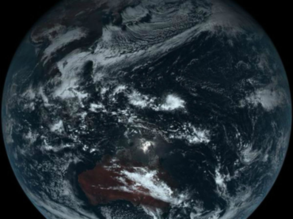 Un satélite meteorológico japonés reveló el verdadero tono sin filtros o ediciones y descubrió que el 'planeta azul' en realidad parece gris. (TWITTER)