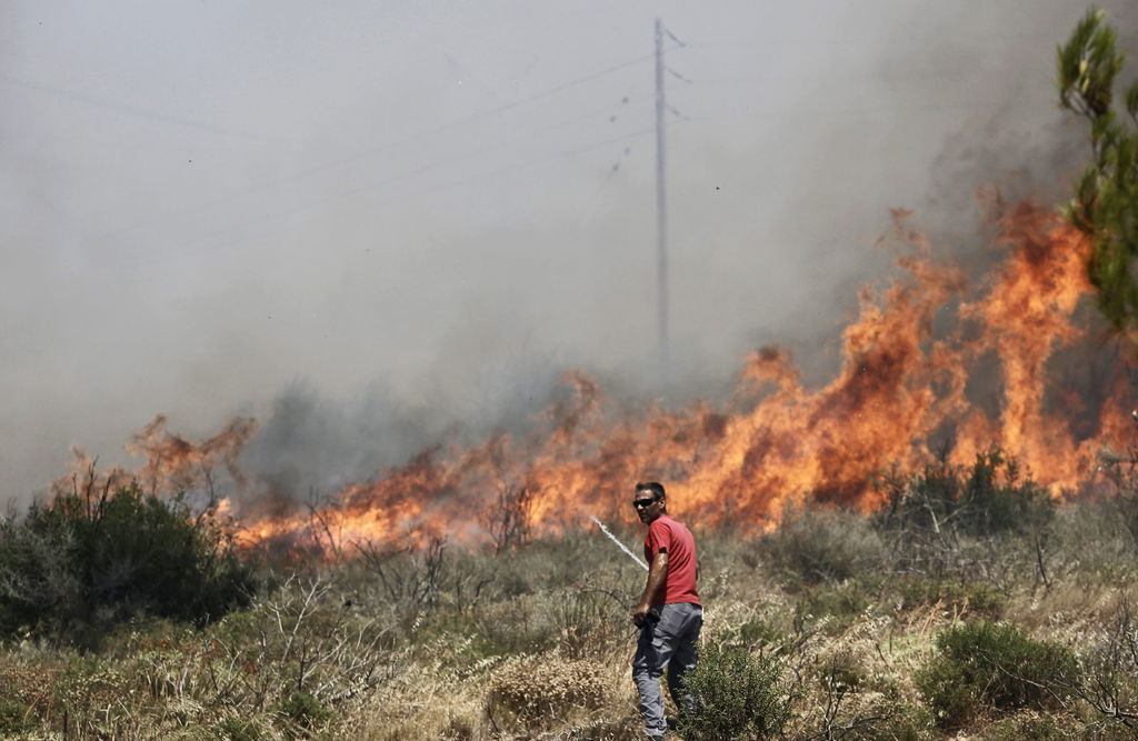 Grecia registra desde el viernes varios incendios de importancia en un monte ubicado a 10 kilómetros de la capital griega, y otro en el sur del Peloponeso, los cuales obligaron a evacuar varios poblados. (EFE)