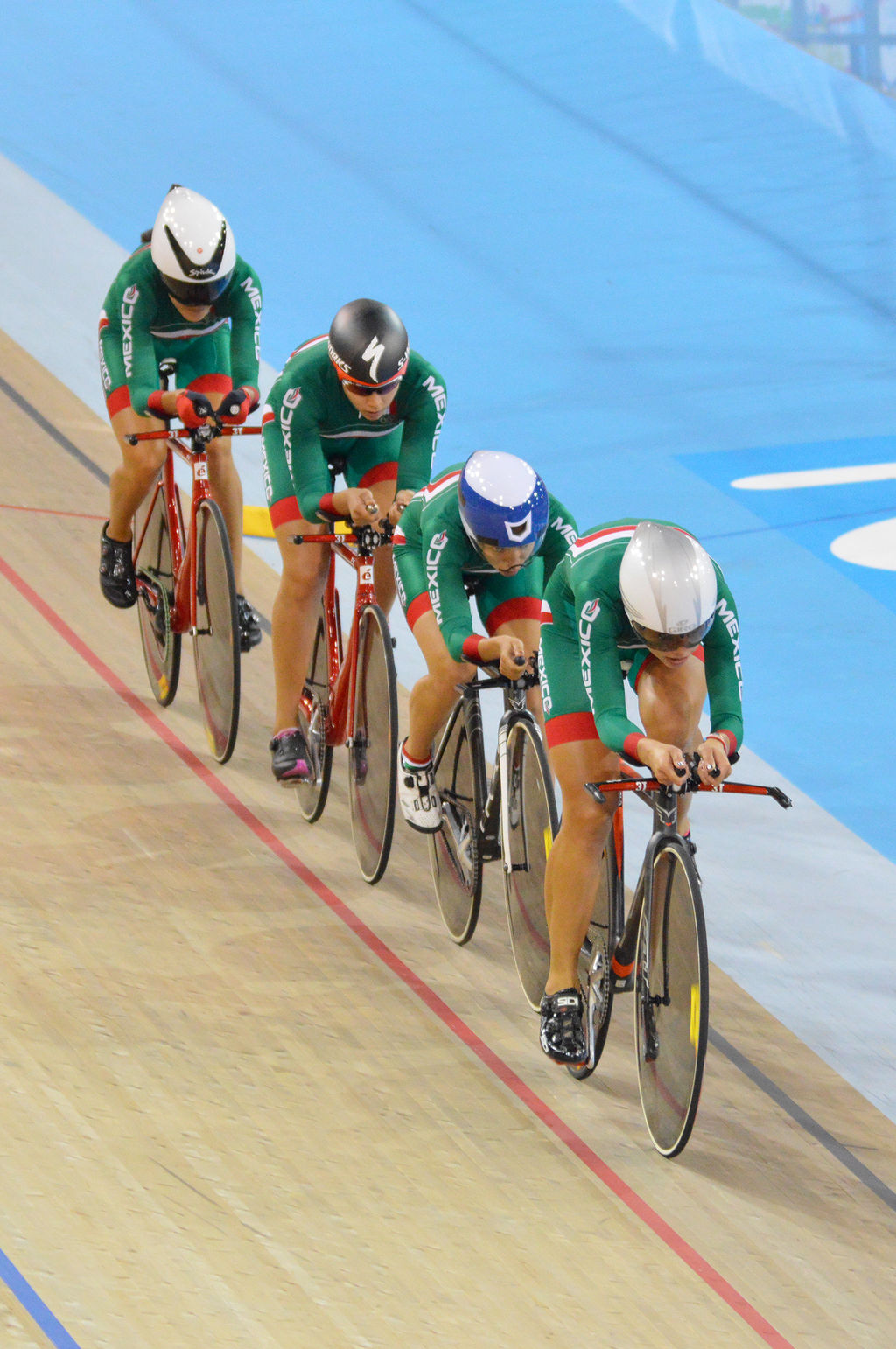 El equipo femenil de ciclismo logró la medalla de bronce en persecución. 