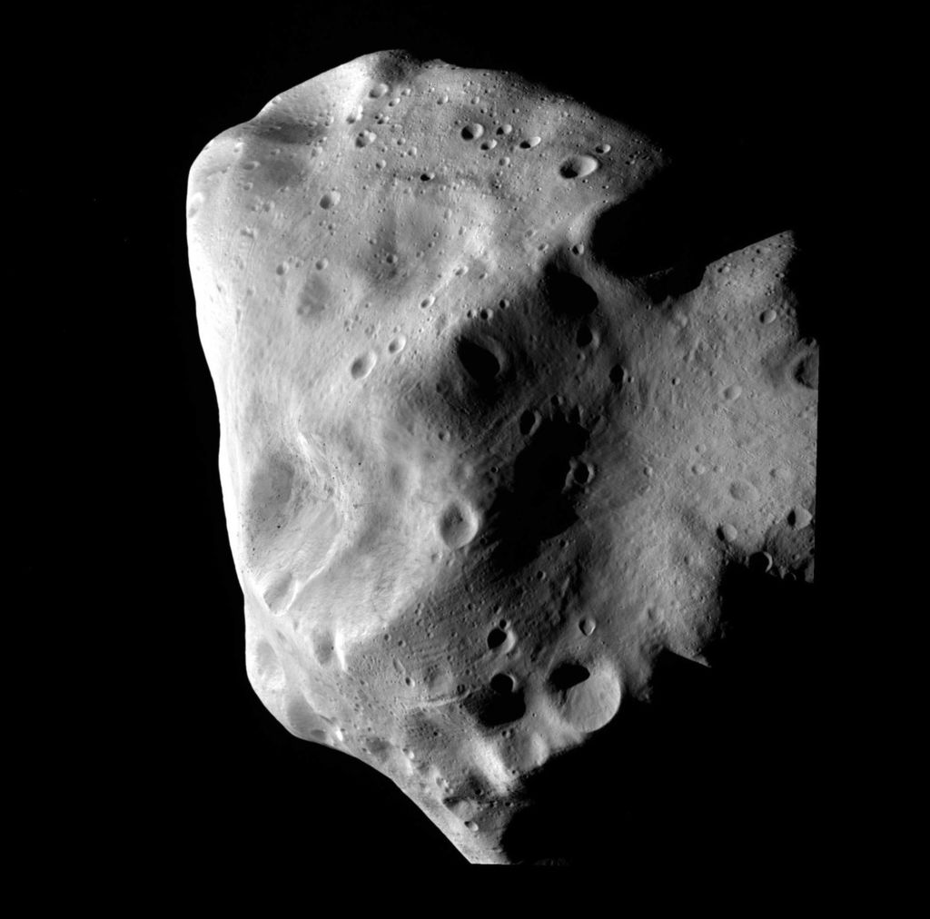 Una posibilidad es que el asteroide sea un sólo cuerpo sólido, en lugar de muchas pequeñas rocas unidas por la gravedad, algo que ha despistado a los científicos, ya que hasta el momento sólo otros dos asteroides de este tamaño y con esta rotación han sido observados. (ARCHIVO)