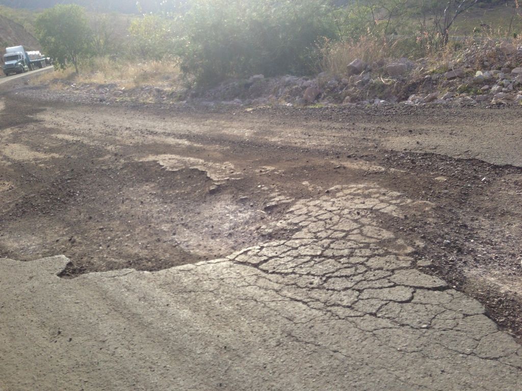 Deslaves. Los deslave que se generan en esta carretera suelen obstruir al menos un carril de los dos que la conforman.