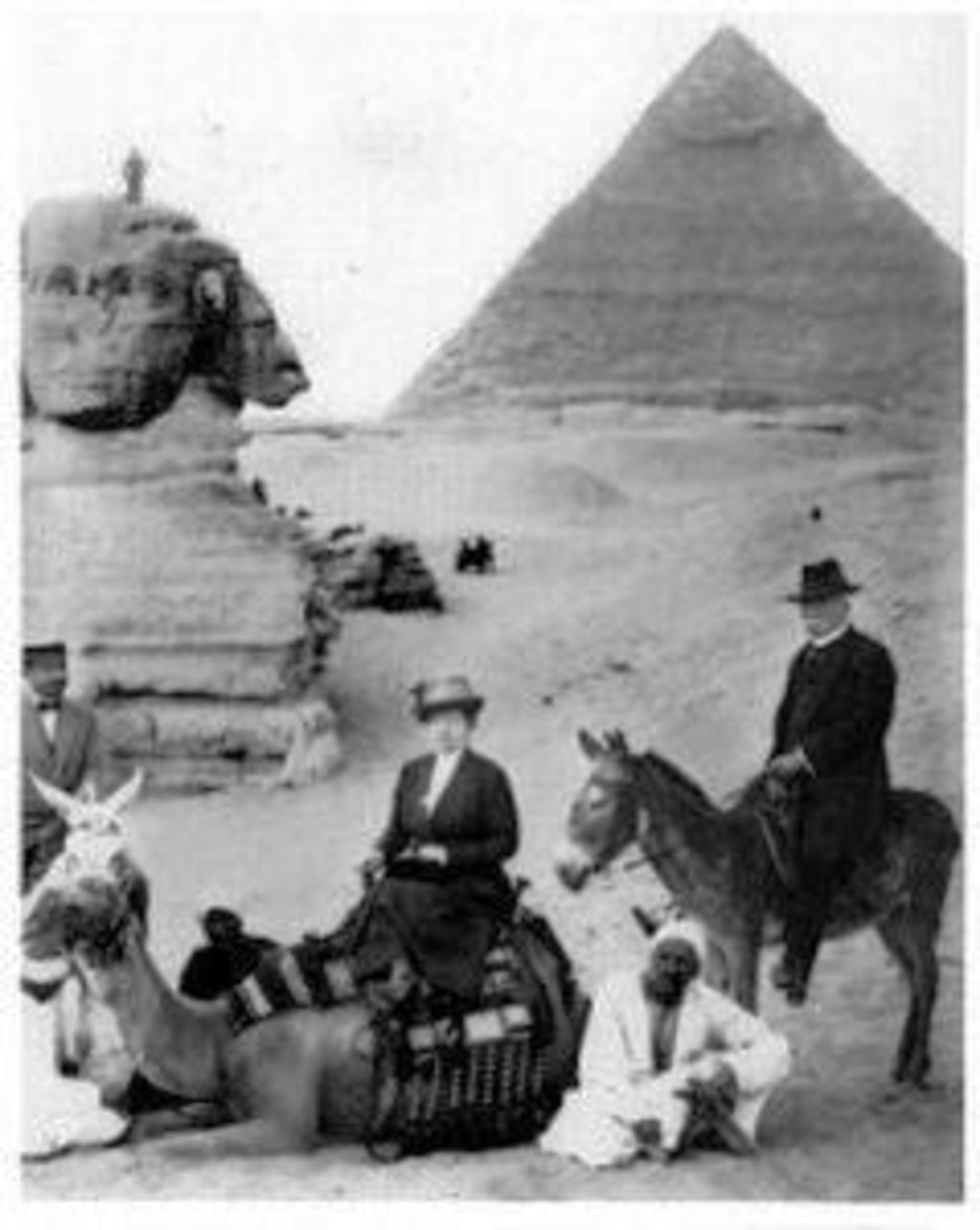 Para Carmelita, un corpulento camello, y para Porfirio, un dócil jumento. Así fueron fotografiados a un costado de la esfinge de Gizeh, en 1913.
