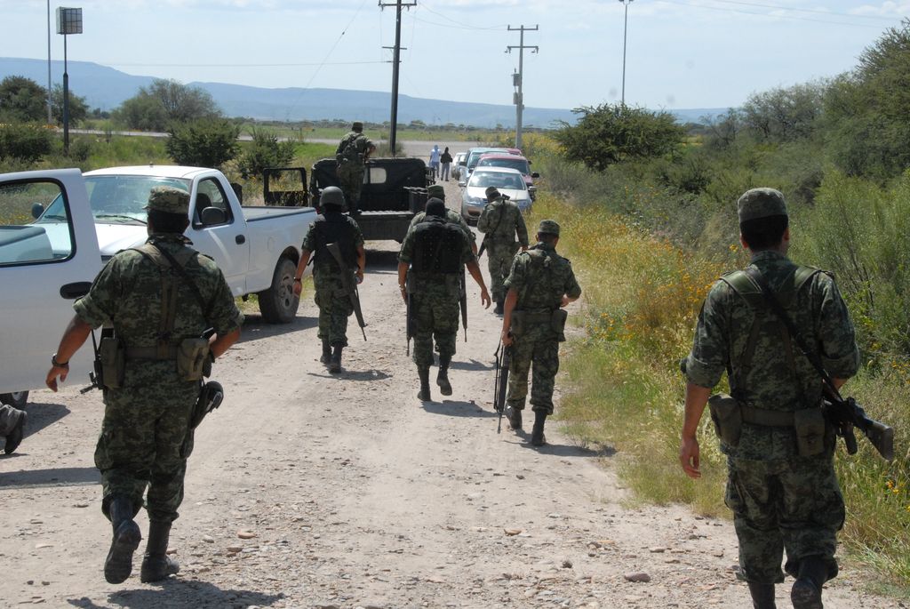 Operativo. Grupos especiales de la DEI y de la Policía Estatal, se coordinaron con los soldados para entrar a la zona de la masacre.