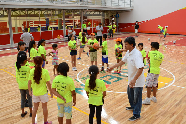 Entusiasmo. Todos los niños quieren participar en los cursos de verano en 'La Jabonera'.