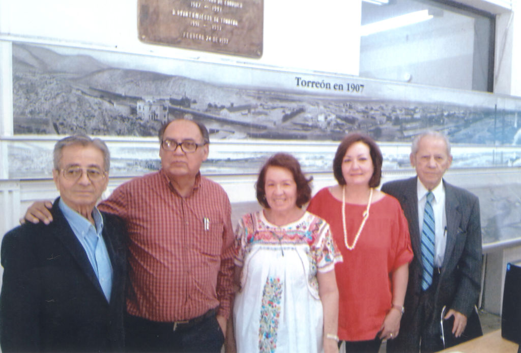 Reunión de trabajo en el Archivo Municipal de los Consejeros de la Crónica de Torreón: De izquierda a derecha, Profr. Claudio Taboada; Dr. Rodolfo Esparza Cárdenas, director; Mtra. Oralia Esparza; Lic. Ma. Isabel Saldaña y José León Robles de la Torre.
