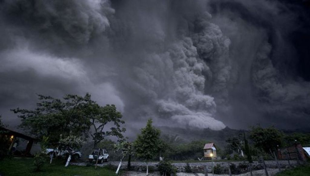 El monte Raung en la isla de Java lanzó cenizas y escombros hasta 2,000 metros de altura después de rugir durante varias semanas. (Twitter)