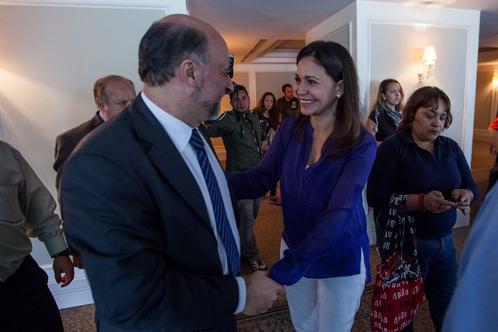 Saludo. El senador uruguayo Pablo Mieres saluda a la exdiputada venezolana María Corina Machado.
