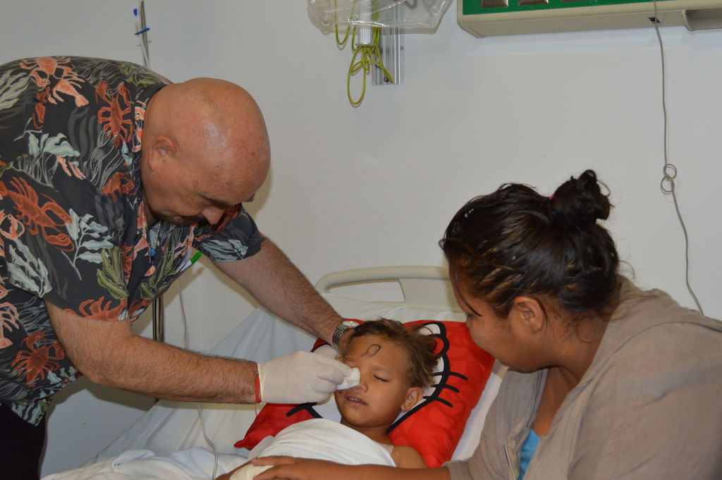 Éxito.  La niña Aydé Esmeralda Antúnez pudo sonreír ayer luego de que el Dr. Fiszman le retirara el drenaje tras la cirugía. (DIANA GONZÁLEZ)