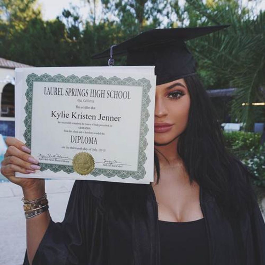 Kylie Jenner mostró fotos y videos de su graduación.