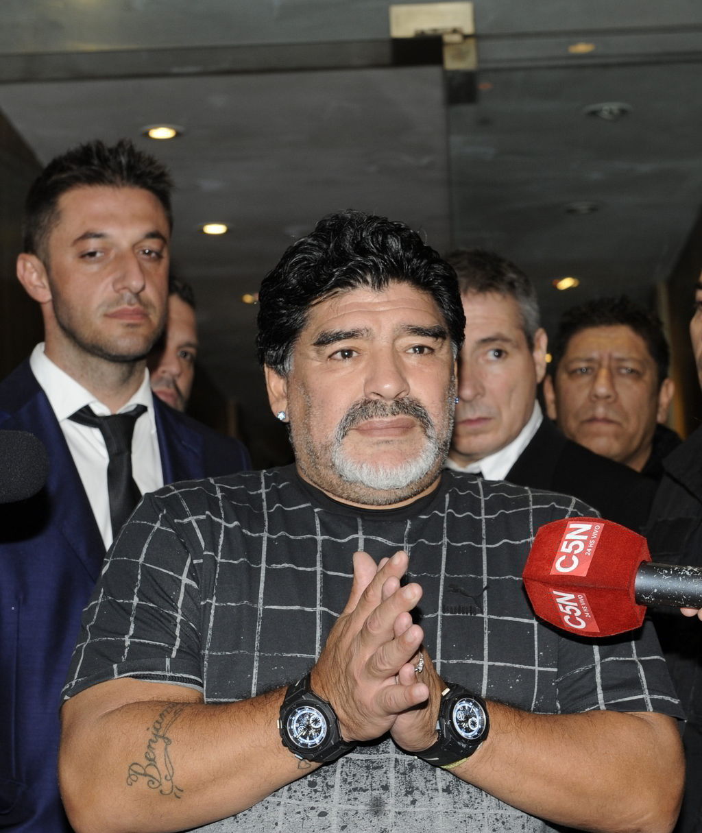 Diego Maradona luego de asistir al velorio de su padre. (EFE)