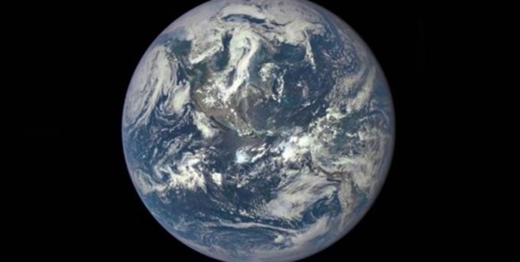 La fotografía de la Tierra fue creada con la combinación de tres imágenes separadas y filtros. (INTERNET)