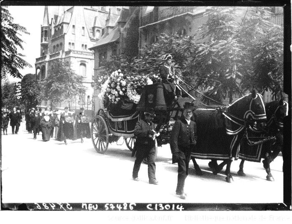 El cortejo fúnebre que condujo los restos del general Porfirio Díaz, transitó por las calles de París, hasta su última morada en la iglesia de Saint Honoré l'Eylau.  (Archivo de la Biblioteca Nacional de Francia).