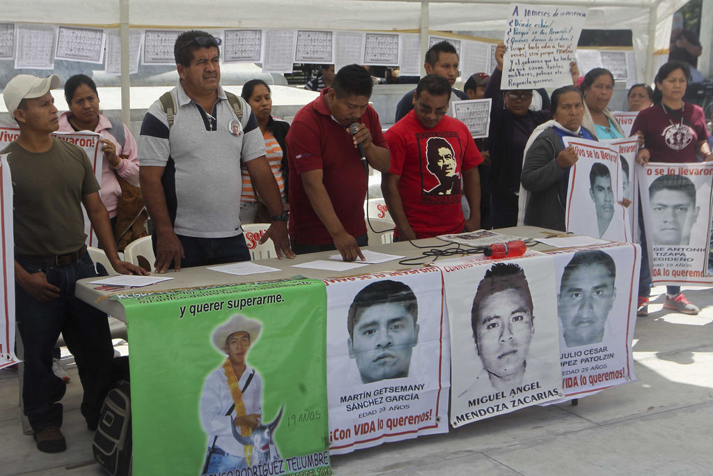 En un mitin al que asistieron alrededor de 50 personas, realizado en el Hemiciclo a Juárez, padres de los normalistas expresaron que continuarán en su lucha hasta que no les muestren 'pruebas científicas irrefutables de lo que ocurrió con sus hijos'.  (El Universal)
