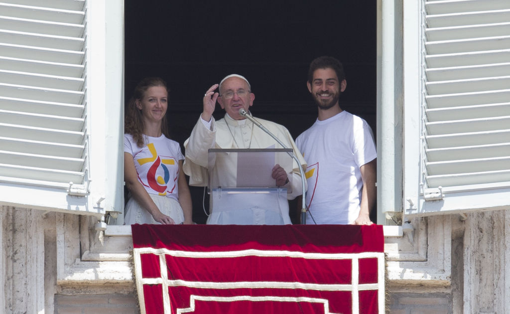 Secuestro. El Papa Francisco sale de su balcón para orar por los desaparecidos en Oriente Medio.