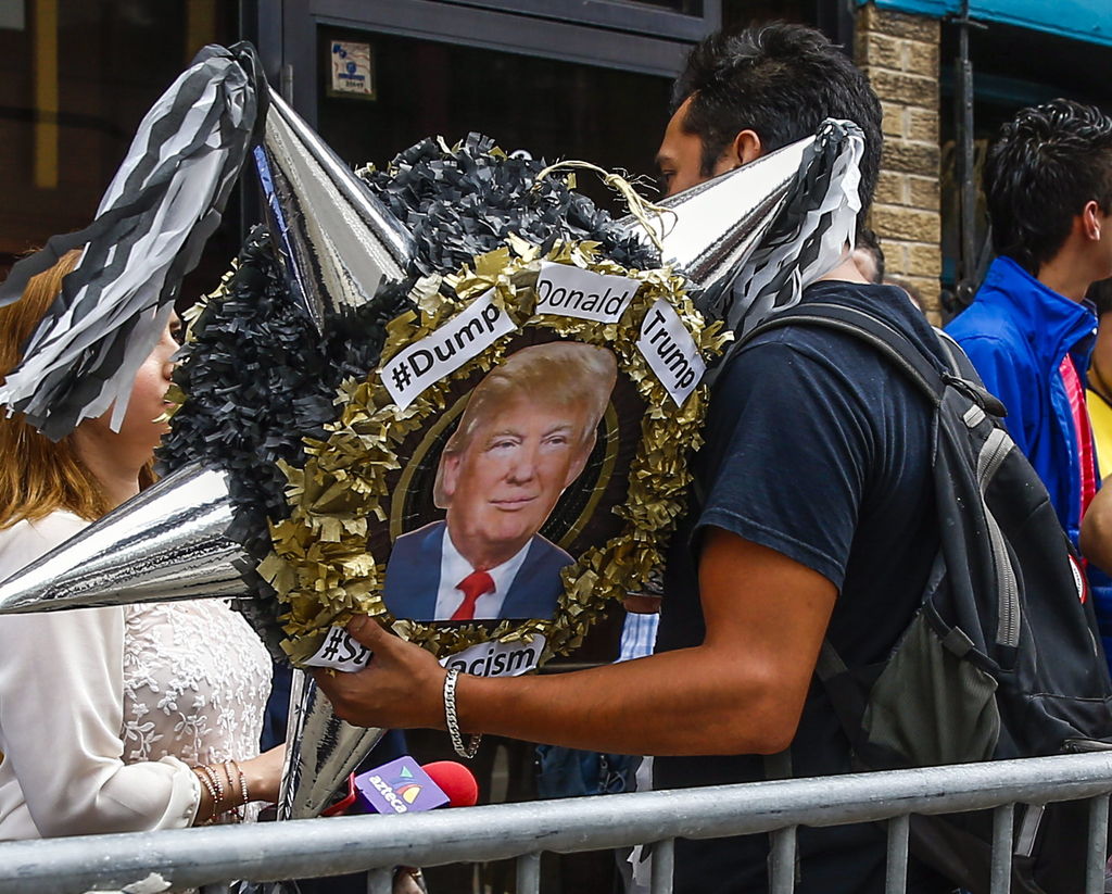 Espectáculo. En la imagen se observa la imagen del precandidato Donald Trumpo en una piñata.