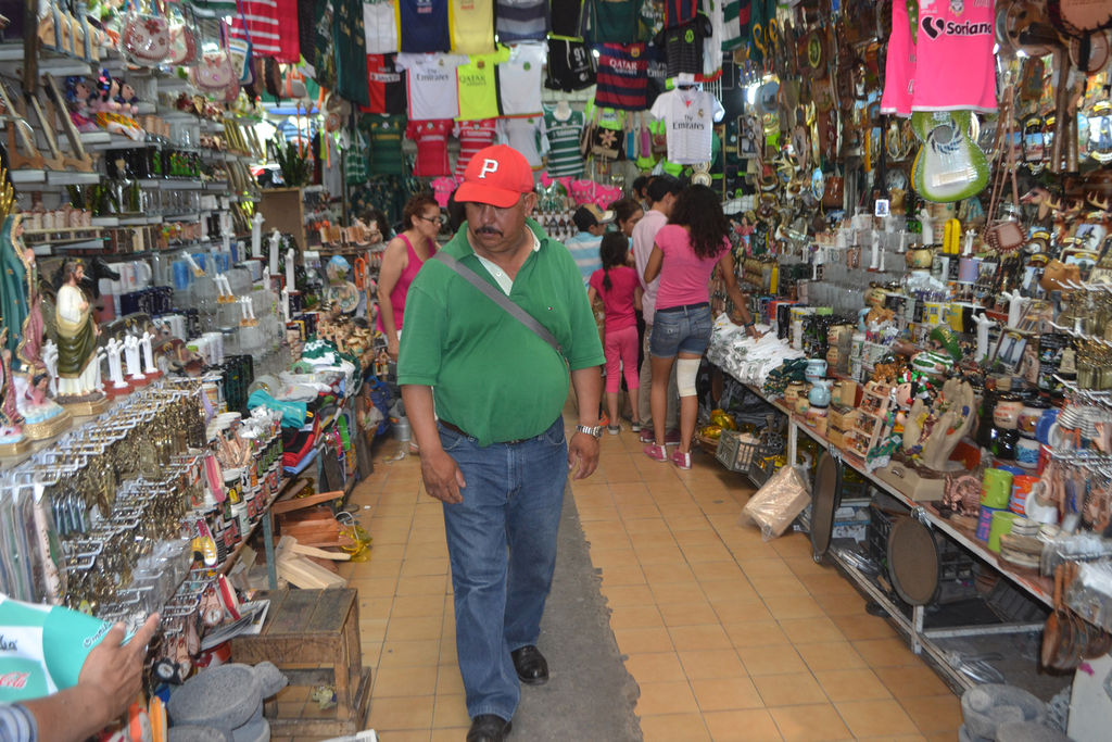Afluencia. Una gran cantidad de turistas nacionales y extranjeros se ha registrado en el mercado Juárez de Torreón. (ANGÉLICA SANDOVAL)