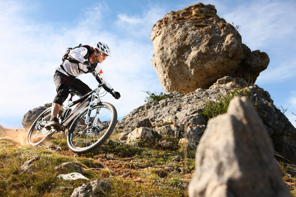 Cada vez gana más adeptos realizar recorridos en bici por las montañas.