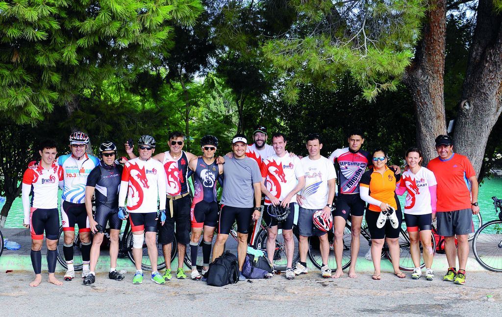  Integrantes del Equipo Dragons en Parras en su preparación para el Ironman Los Cabos y el Mundial de Chicago.
