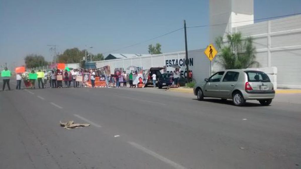 Los integrantes de Grupo Vida piden informes sobre el paradero de un taxista. (El Siglo de Torreón)
