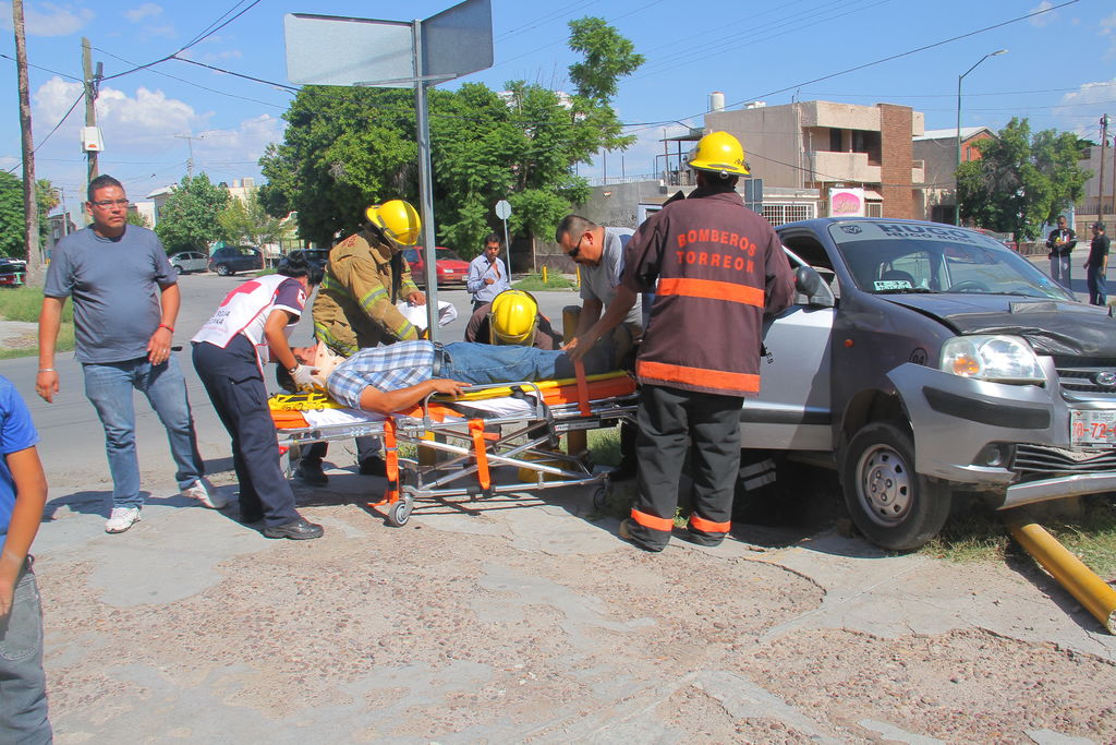 El conductor de un taxi del municipio de Francisco y Madero resultó lesionado al igual que el pasajero que transportaba al atravesarse al paso de otro vehículo en la confluencia de calle 21 y avenida Escobedo de Torreón.