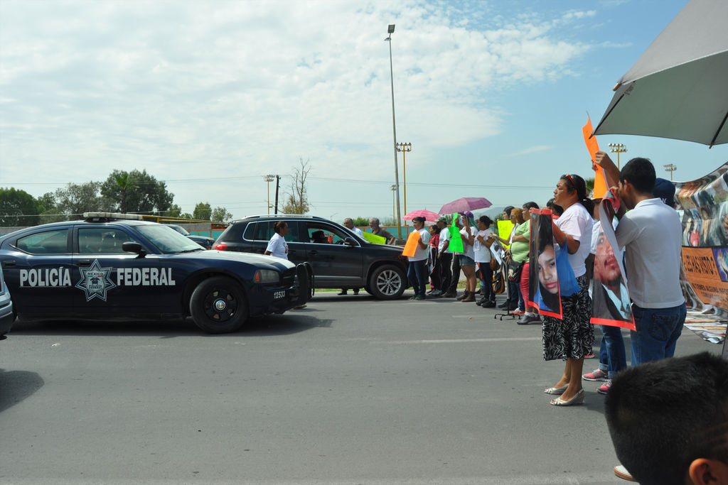 Enojo. Por más de tres horas y media, miembros del grupo Vida bloquearon el carril lateral del periférico en Torreón frente a la Policía Estatal, exigiendo la aparición de Luis Mauricio. (EL SIGLO DE TORREÓN)