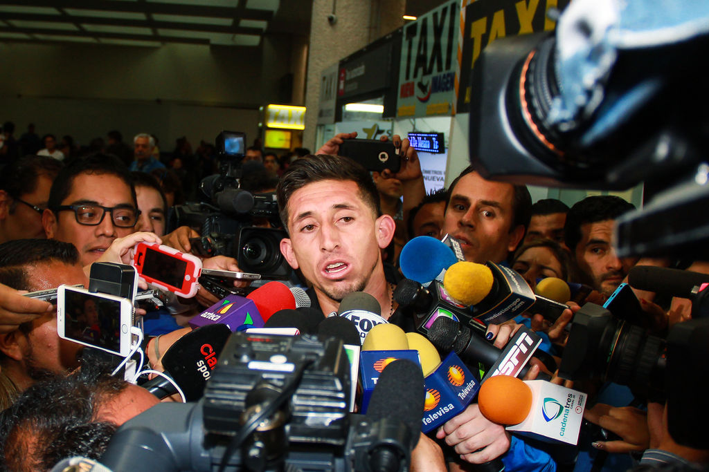Héctor Herrera fue de los pocos jugadores que dio entrevistas ayer, a su llegada al aeropuerto de la Ciudad de México. Llegan seleccionados en medio del caos