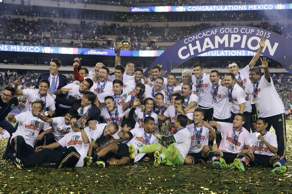 La Selección Mexicana de Futbol se coronó luego de decisiones polémicas de los árbitros en al menos dos partidos de la Copa Oro. (Agencias)