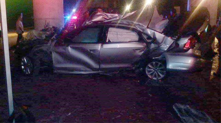 Impacto. Destrozado quedó el automóvil Volkswagen Passat luego de impactarse en una de las columnas que sostienen el puente, la madrugada de ayer.