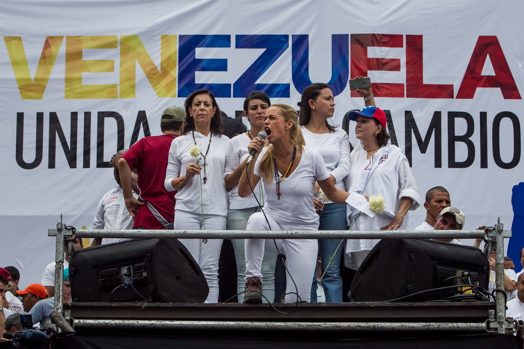 Mitzi Capriles, esposa del alcalde mayor de Caracas Antonio Ledezma, la exdiputada Maria Corina Machado, Lilian Tintori, esposa de Leopoldo Lopez, y Patricia Ceballos, esposa de Daniel Ceballos, participan en una manifestación contra el Gobierno de Venezuela. (ARCHIVO)