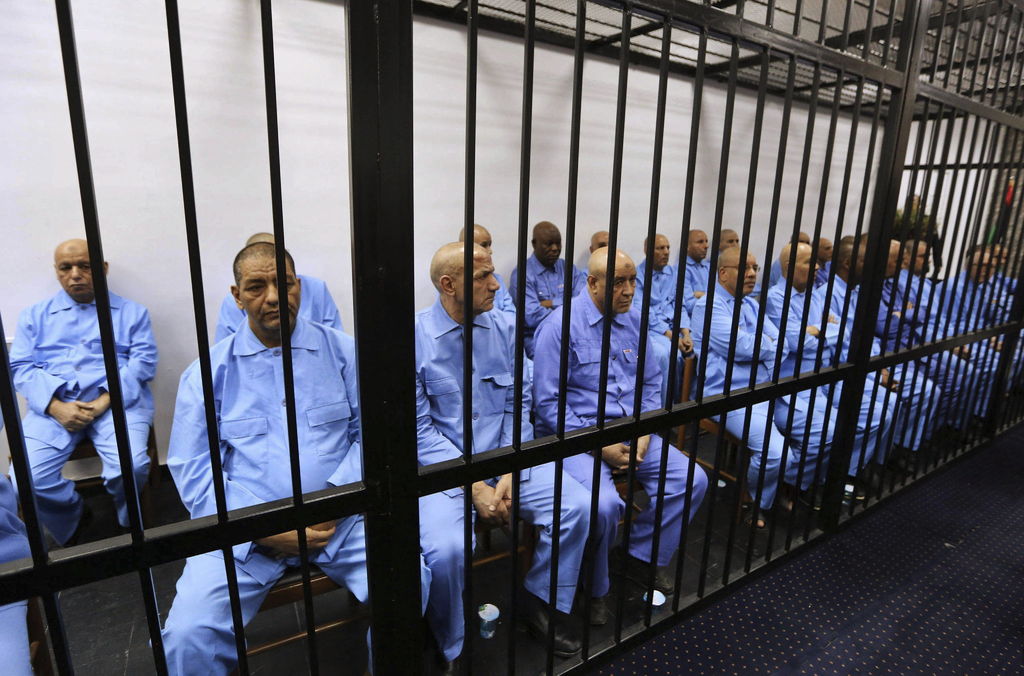Juicio. Funcionarios del régimen del fallecido dictador libio Muamar el Gadafi, comparecen acusados de crímenes en Libia en 2011.
