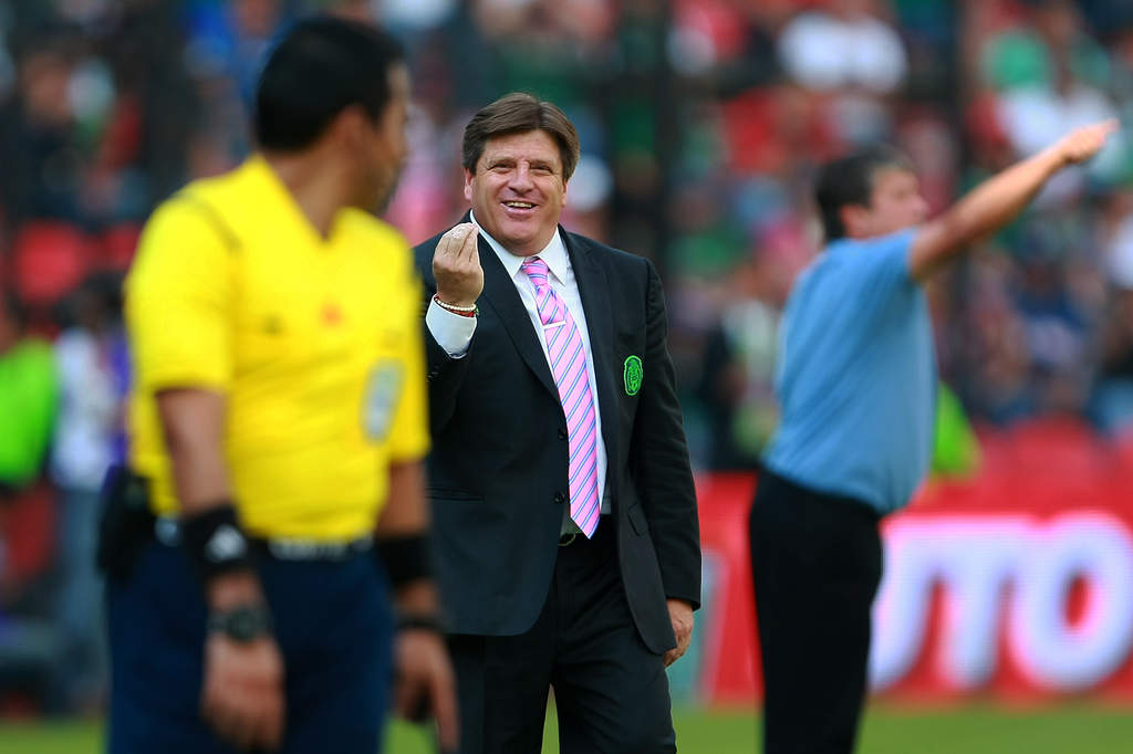 Miguel Herrera, todavía al mando del Tricolor, durante un partido de preparación contra Panamá. (Jam Media)