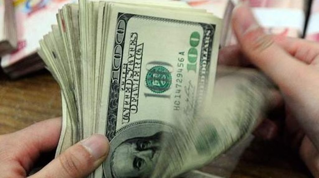 Bancos del Distrito Federal ofrecen el dólar libre hasta en 16.57 pesos, siete centavos menos respecto al cierre de la jornada previa. (ARCHIVO)