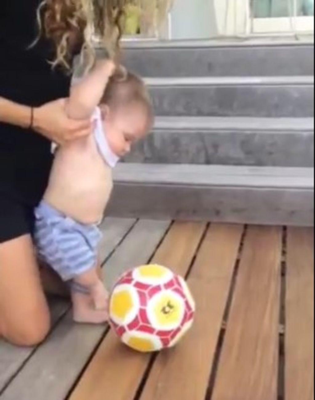 Shakira presumió que el pequeño Sasha ya patea la pelota. (Instagram)