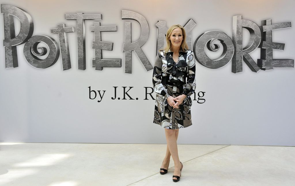 Rowling se ha convertido en la primera persona en hacerse millonaria mediante la literatura, y llegó a ser considerada como la mujer más rica de Reino Unido, por encima de la Reina Isabel II. (ARCHIVO)
