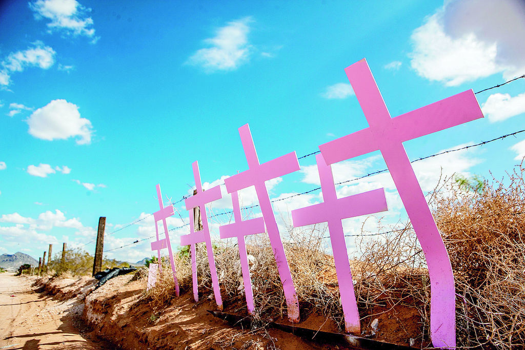 Juárez.  En la zona de Lomas de Poleo se han colocado cruces para recordar a las cientos de mujeres que han sido asesinadas. 