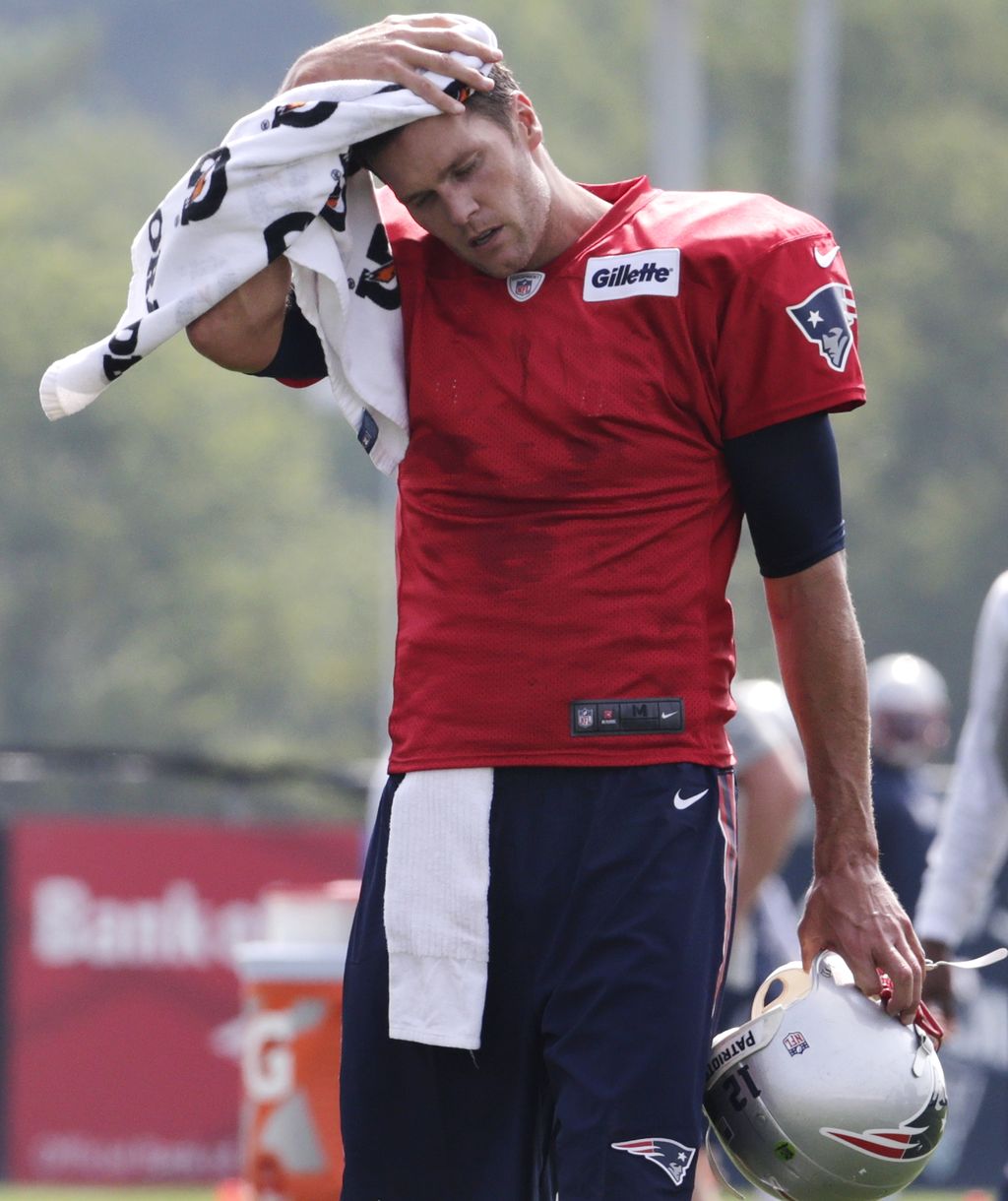 Tom Brady apareció ayer en los entrenamientos de los Patriotas de Nueva Inglaterra. (Fotografía de AP)