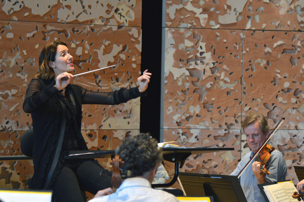 Sorpresa. La Orquesta Filarmónica de Londres con la directora mexicana Alondra de la Parra.