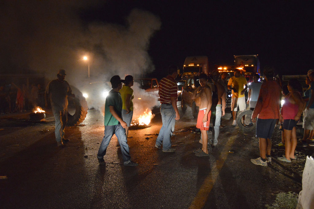 Protesta. Ejidatarios habían bloqueado la noche del miércoles la carretera Torreón-San Pedro para exigir liberación. (EL SIGLO DE TORREÓN)