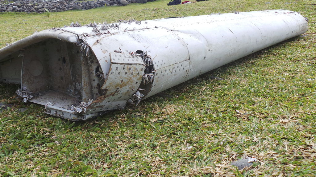 El viceministro malasio de Transporte, Abdul Aziz Kaprawi, confirmó al diario 'The Star' que el trozo del ala encontrado corresponde a un Boeing 777, aunque precisó que esto 'no significa que (las partes) sean del MH370'. (EFE)