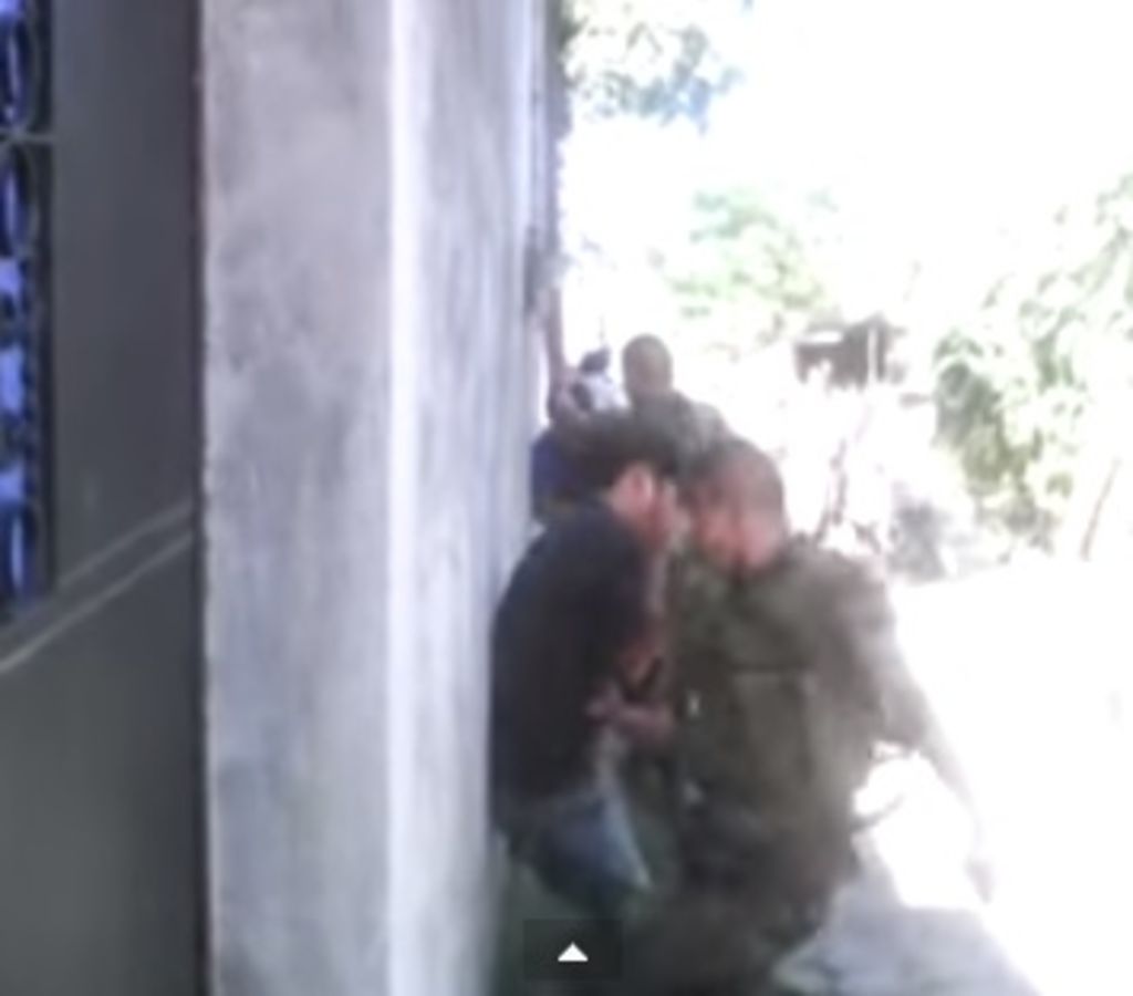 El material muestra a dos presuntos soldados del Ejército de ese país golpeando a dos menores hasta provocarles el vómito. (IMAGEN TOMADA DEL VIDEO)