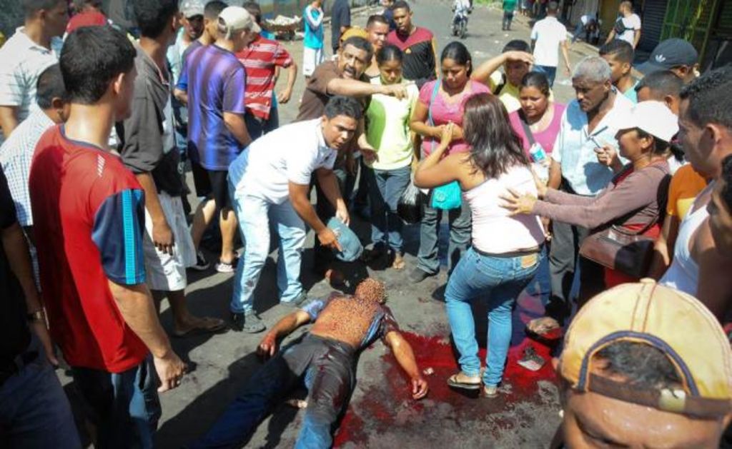 El hombre murió de un disparo luego que un grupo de personas atacó y saqueó un supermercado y tres pequeños comercios de la localidad de Bolívar. (AP)