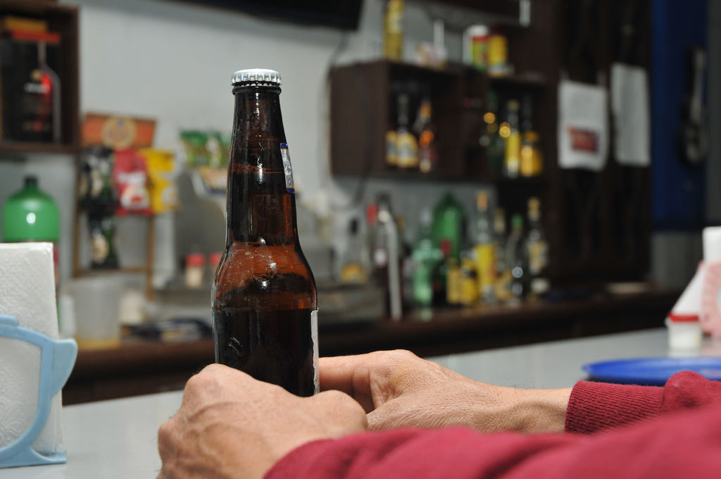 La experta advirtió de que 'cualquier consumo de alcohol tiene un riesgo para la salud' y 'el consumo frecuente puede llevar a la dependencia', además de señalar que la edad de iniciación es cada vez más temprana. (ARCHIVO)
