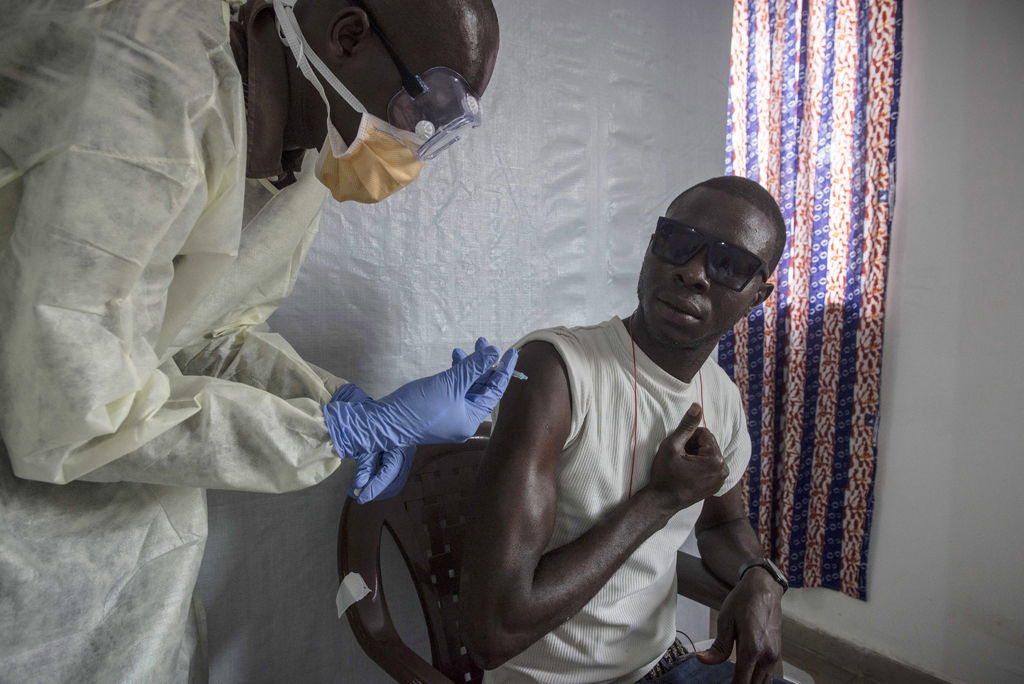 Pruebas. Se han hecho pruebas con la vacuna contra el ébola, mostrando una protección de cien por ciento al mortal virus, lo cual ayudará a ponerle fin a dicha epidemia en África.
