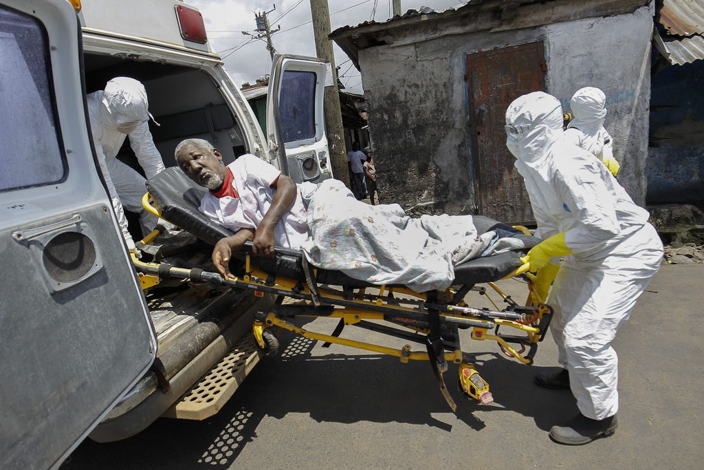 Ayuda. El ébola causó miles de muertos en África dado que no se contaba con ninguna vacuna para combatirla.