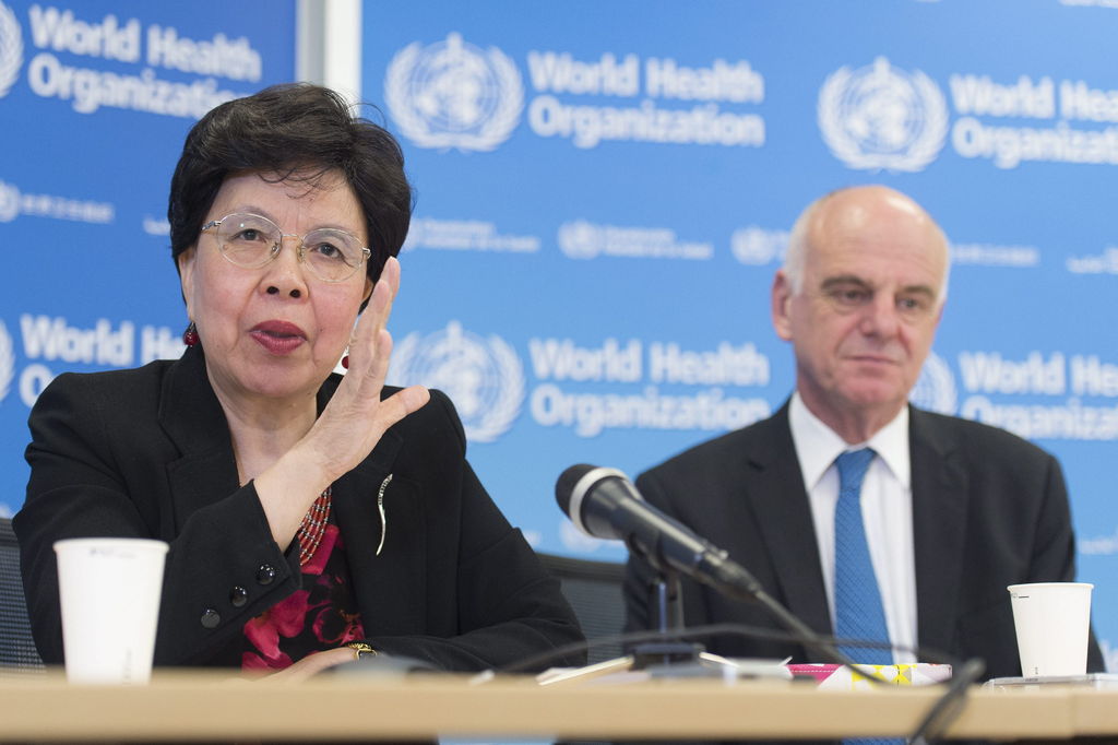 Atención. La directora general de OMS, Margaret Chan (i), junto al enviado especial de la ONU para el Ébola.