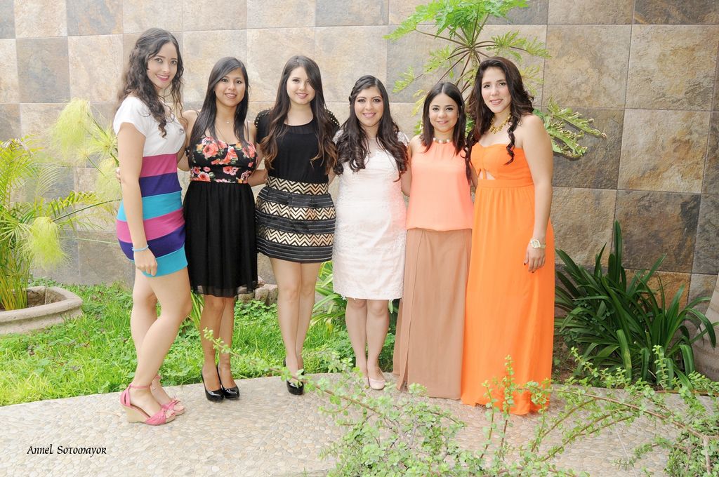 Sonia Gallardo, Lily Cobos, Sofi Peralta, Diana Martínez y Génesis Sánchez, acompañaron a la novia en este día tan importante.