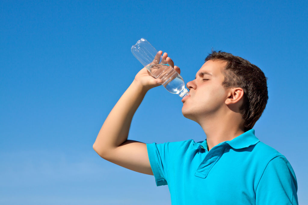 Se recomienda beber antes de tener sed, ya que la sensación suele aparecer de forma tardía; hidratarse antes, durante y después de hacer ejercicio físico, porque al sudar perdemos agua y electrolitos. (ARCHIVO)